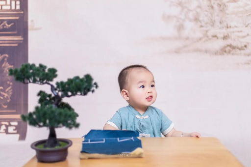 盘锦怀孕肚子中间凹两边凸